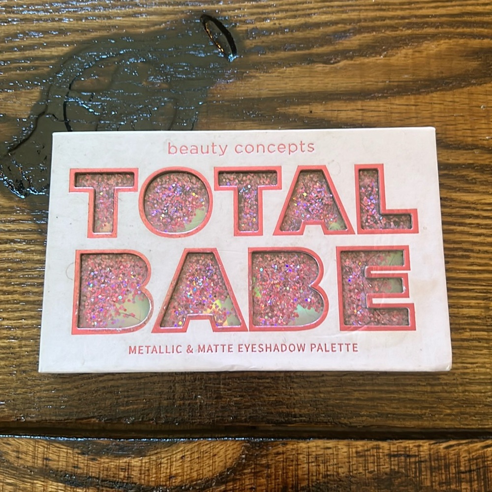 Metallic & Matte Eyeshadow Palette